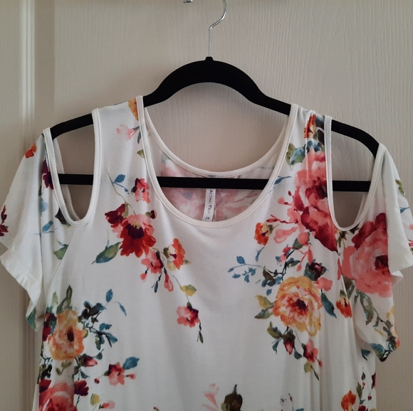 Cold Shoulder Floral Print Top - Picture 3 of 7